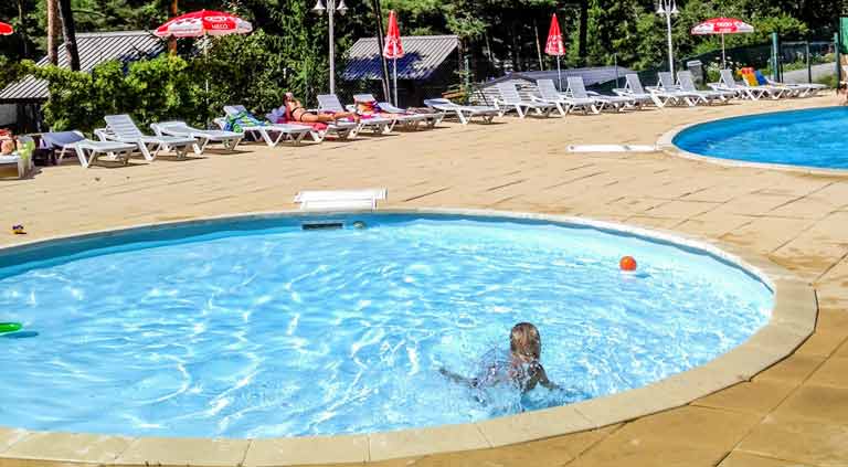 camping avec piscine pour vacances dans les alpes