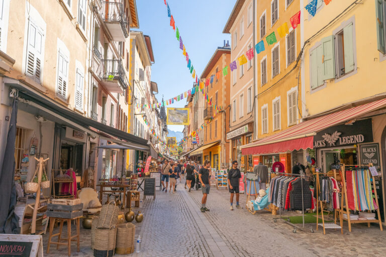 Rue piétonne animée de Barcelonnette pendant la Foire Saint-Michel